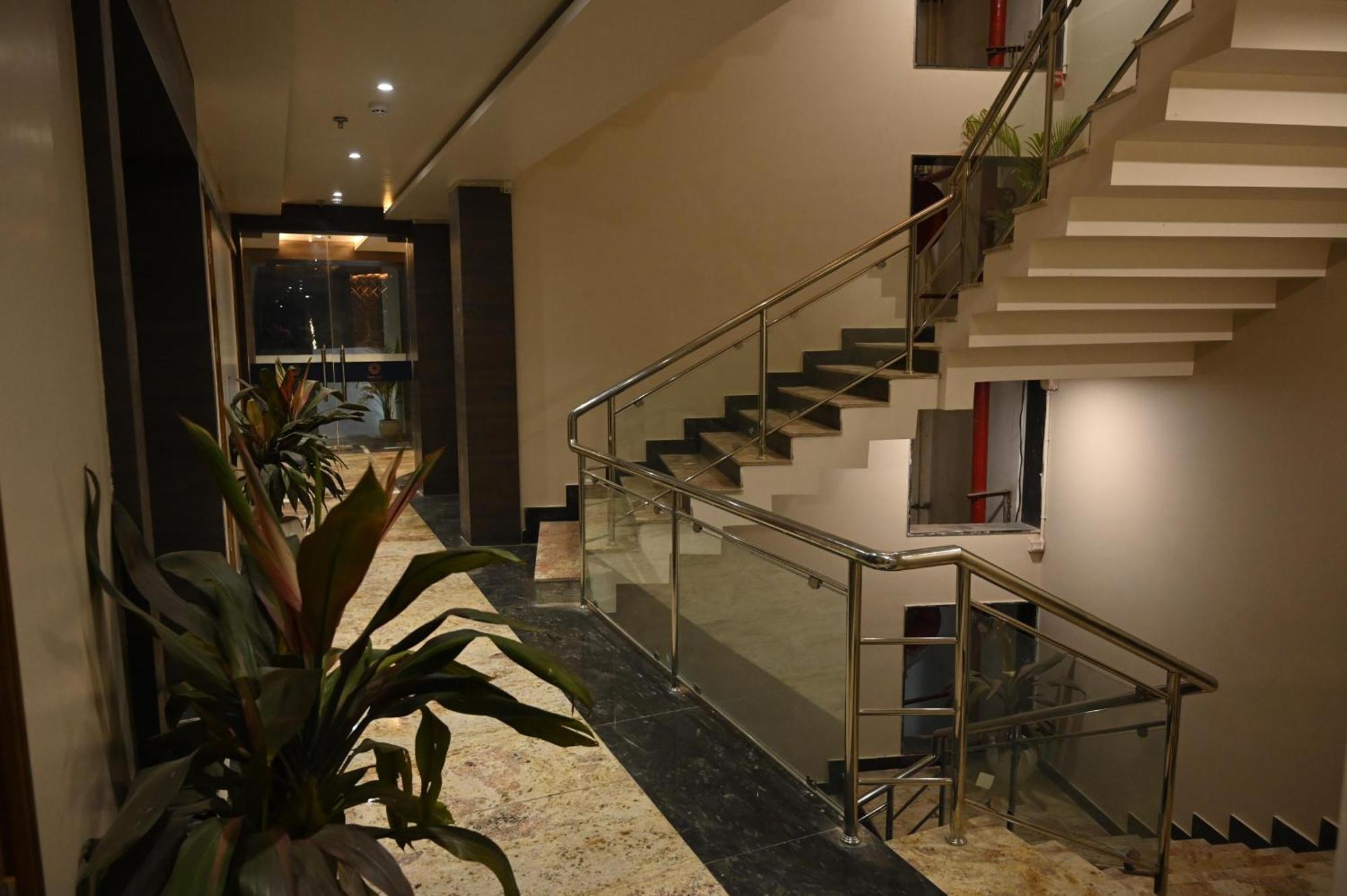 Hotel Sainik Grand Варанасі Екстер'єр фото