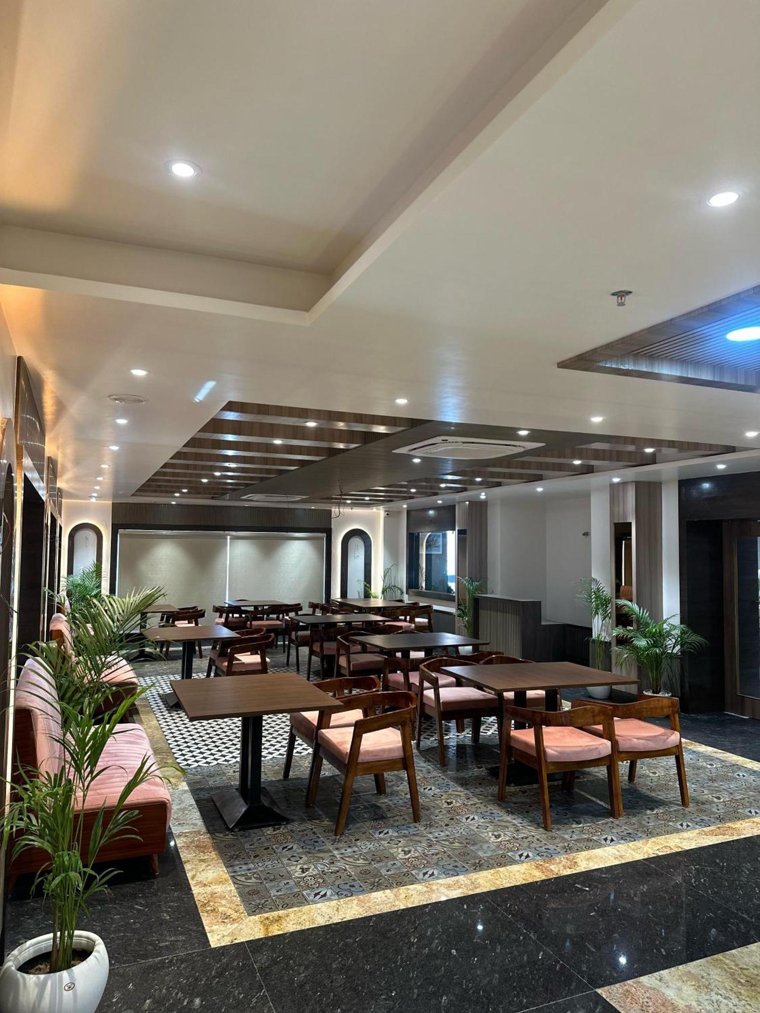 Hotel Sainik Grand Варанасі Екстер'єр фото