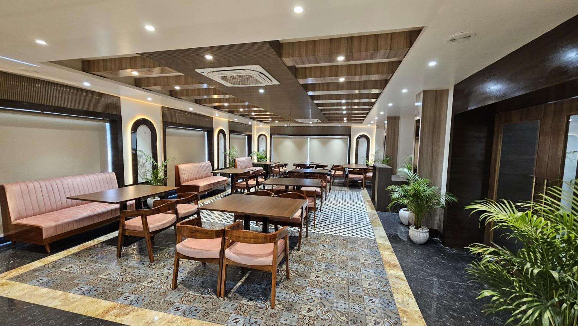Hotel Sainik Grand Варанасі Екстер'єр фото