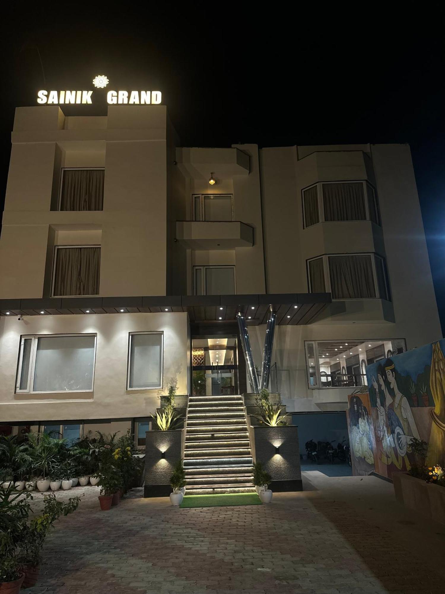 Hotel Sainik Grand Варанасі Екстер'єр фото
